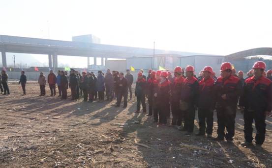 揚(yáng)鞭策馬喜圓發(fā)展夢，萬眾一心共筑新長城